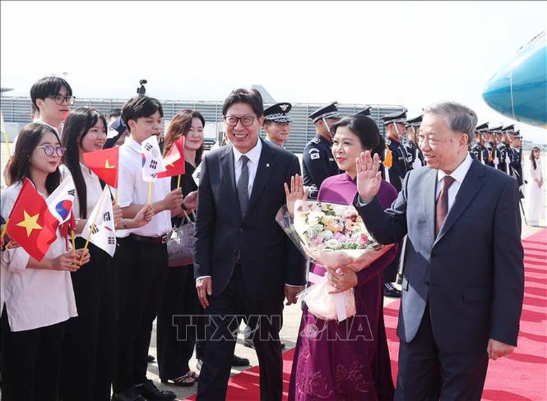 Lãnh đạo, người dân hành phố Busan đón Tổng Bí thư Tô Lâm và Phu nhân tại sân bay quốc tế Gimhae - Ảnh: TTXVN