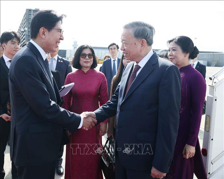 Lãnh đạo thành phố Busan đón Tổng Bí thư Tô Lâm và Phu nhân tại sân bay quốc tế Gimhae - Ảnh: TTXVN