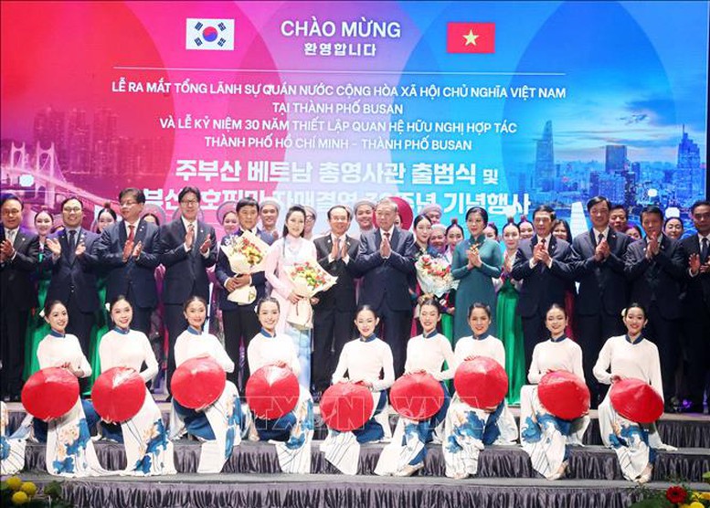 Tổng Bí thư Tô Lâm và Phu nhân, cùng các đại biểu tặng hoa các nghệ sĩ biểu diễn nghệ thuật chào mừng tại buổi lễ - Ảnh: TTXVN