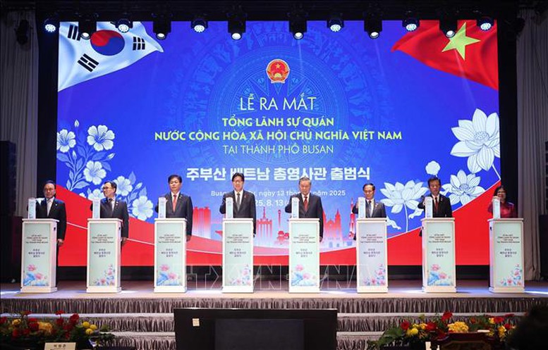 Tổng Bí thư Tô Lâm và các đại biểu thực hiện nghi thức ra mắt Tổng Lãnh sự quán Việt Nam tại thành phố Busan - Ảnh: TTXVN