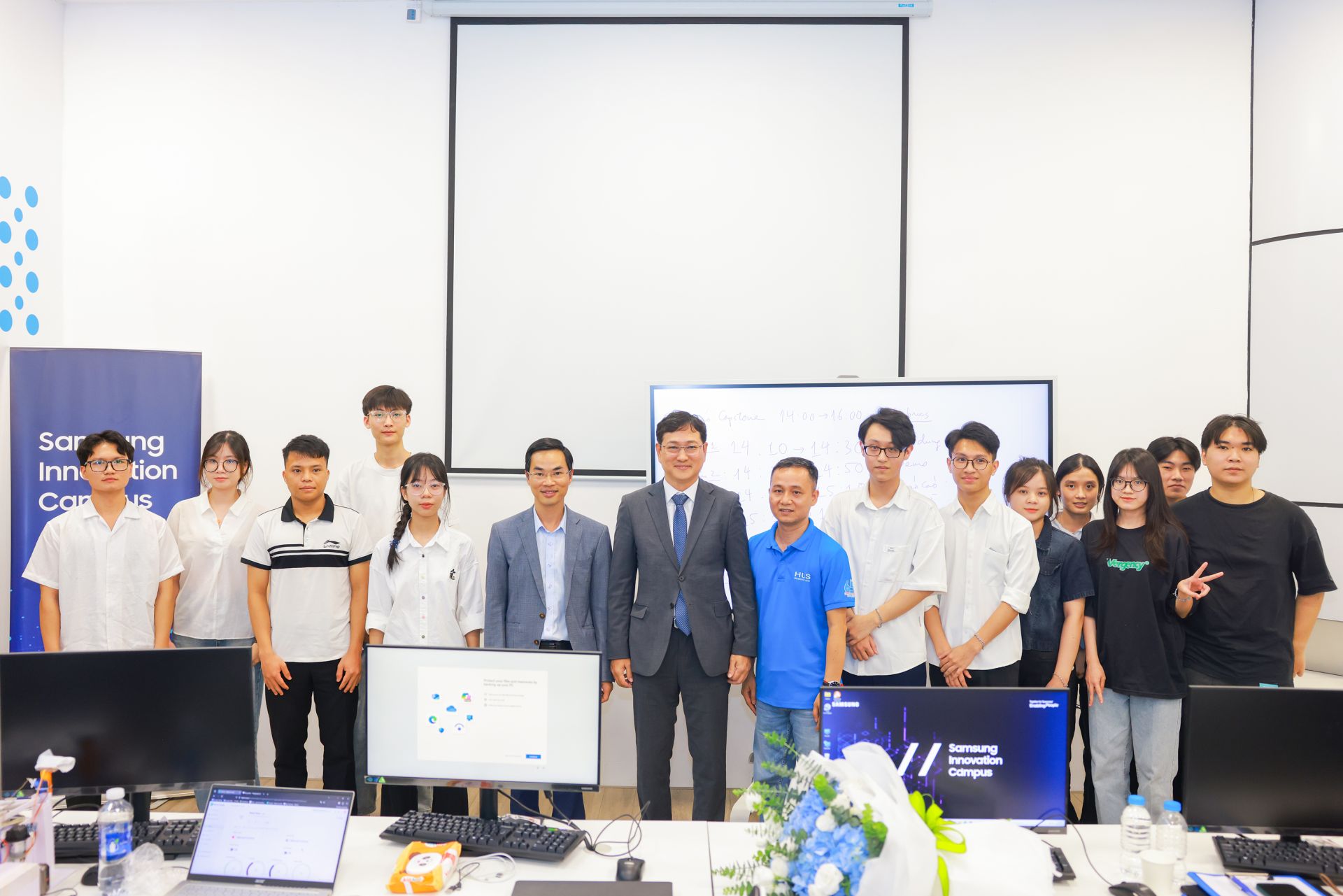 Các đại biểu và sinh viên Lễ tổng kết Dự án phát triển nhân tài công nghệ – Samsung Innovation Campus (SIC) năm học 2024 – 2025 Các đại biểu và sinh viên Lễ tổng kết Dự án phát triển nhân tài công nghệ – Samsung Innovation Campus (SIC) năm học 2024 – 2025
