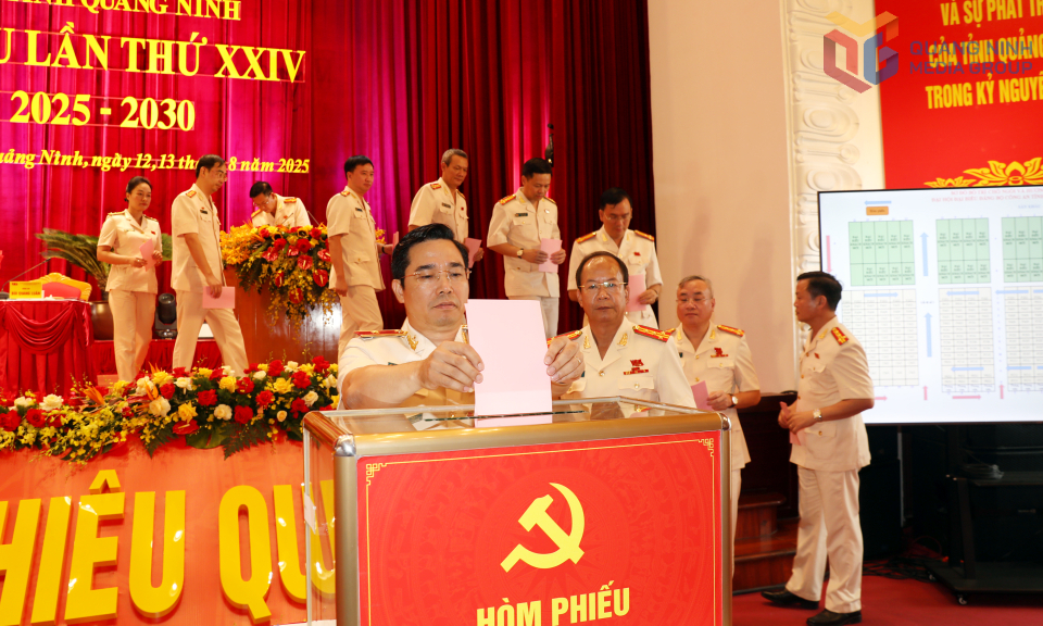 Đoàn Chủ tịch bỏ phiếu bầu Ban Chấp hành Đảng bộ Công an tỉnh Quảng Ninh lần thứ XXIV, nhiệm kỳ 2025-2030.