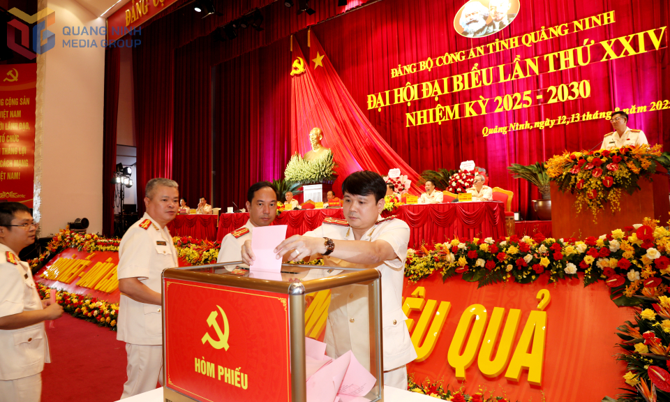 Các đại biểu bỏ phiếu bầu Ban Chấp hành Đảng bộ Công an tỉnh Quảng Ninh lần thứ XXIV, nhiệm kỳ 2025-2030.