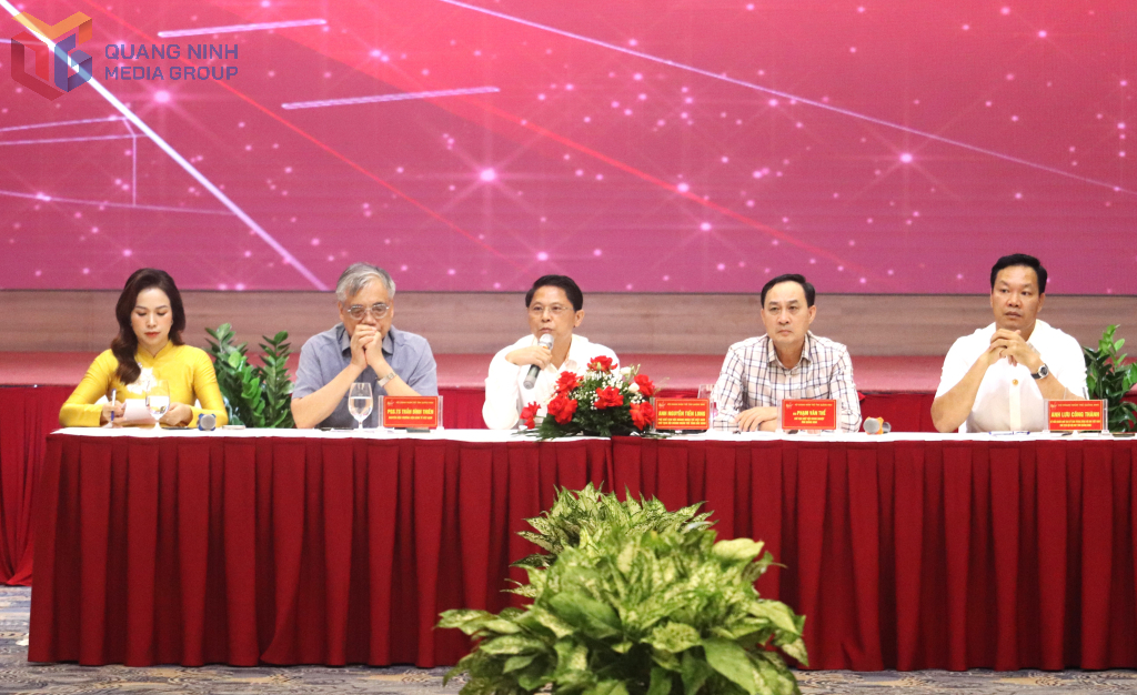 Các đại biểu tham gia phiên đối thoại trực tiếp với chủ đề “Khai phóng tiềm năng – Kiến tạo tương lai Việt