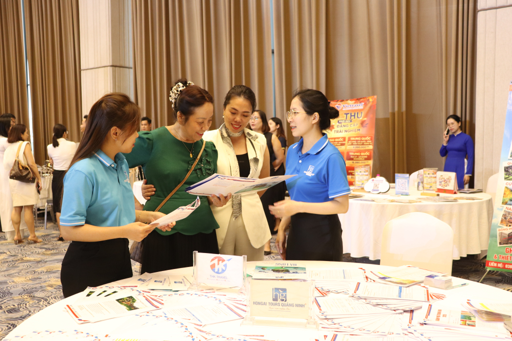 Các đại biểu tìm hiểu thông tin tại chương trình.