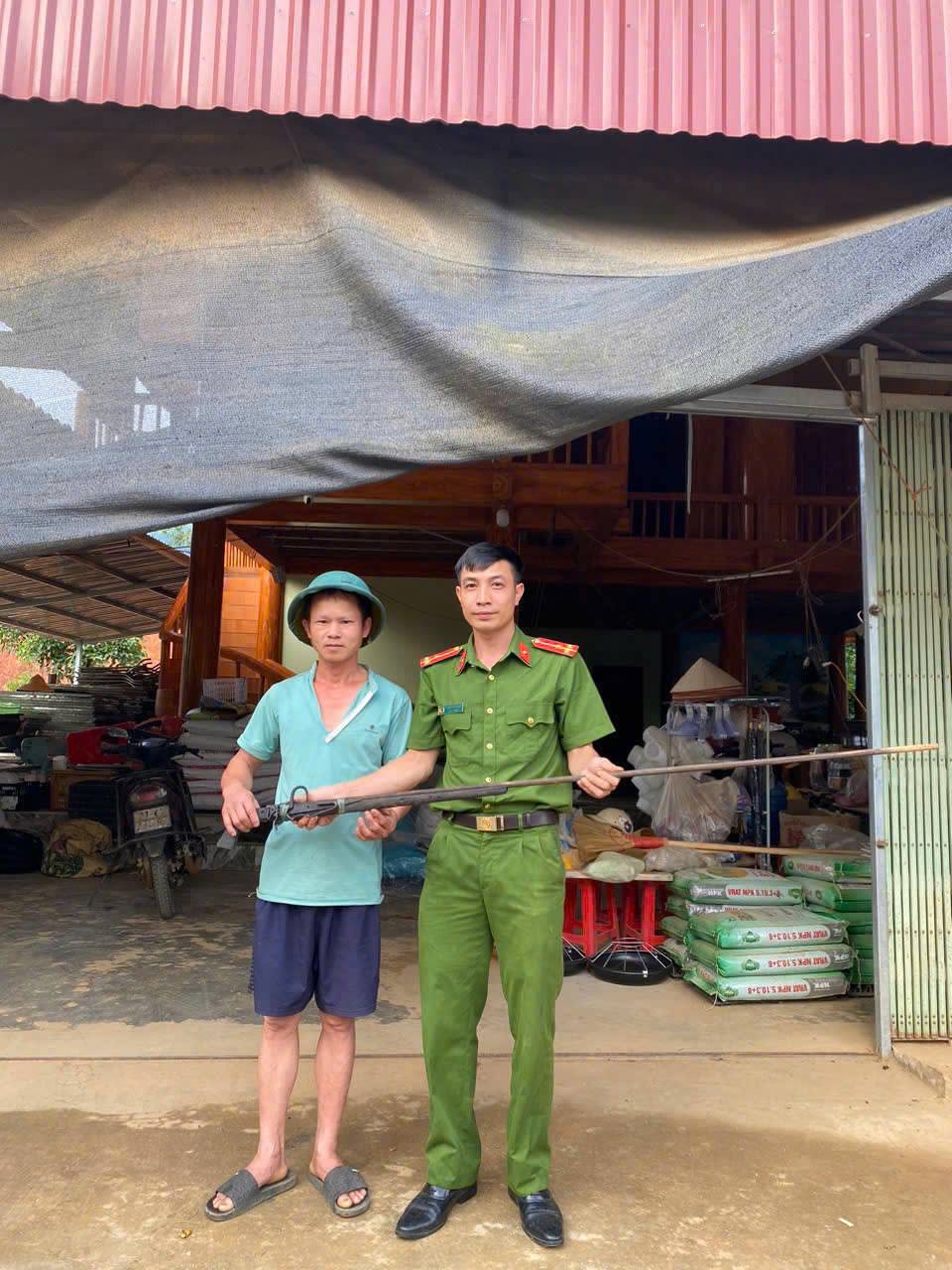 Lào Cai: Công an xã Nghĩa Tâm tuyên truyền, vận động người dân giao nộp 87 khẩu súng các loại