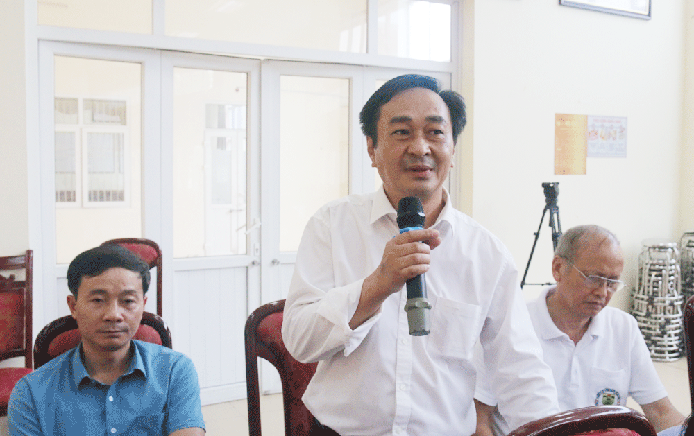 Thầy giáo Hà Huy Phương, Hiệu trưởng Trường Trung học phổ thông Chuyên Bắc Ninh nêu ý kiến tại buổi làm việc.