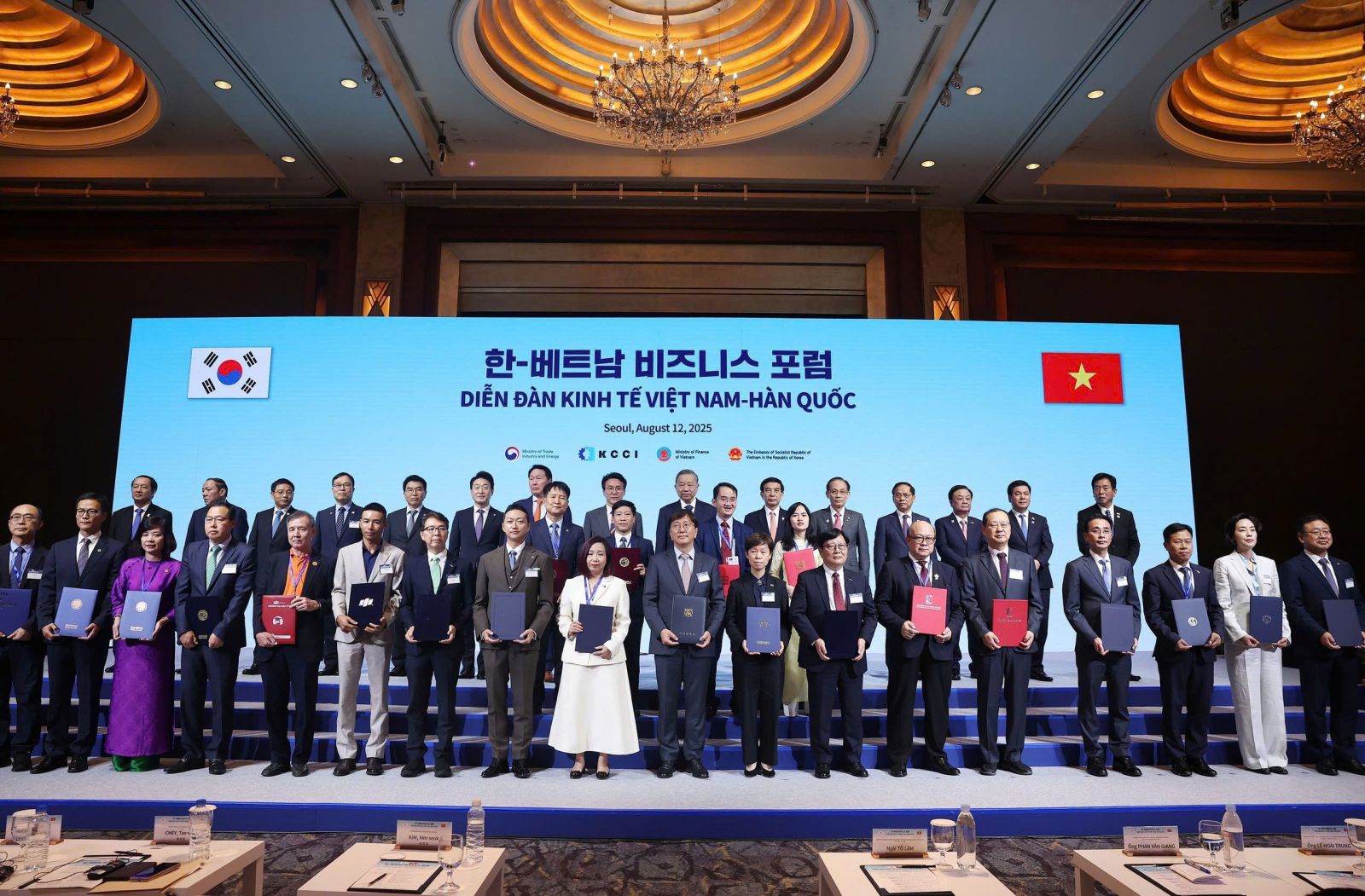 PGS-TS Nguyễn Hoàng Long- Hiệu trưởng Trường Đại học Công nghệ Công nghệ Giao thông vận tải​ (đứng giữa hàng thứ hai) trao thỏa thuận hợp tác với GS. Yoon Seungjoe - Hiệu trưởng Trường Đại học Giao thông Quốc gia Hàn Quốc (KNUT)