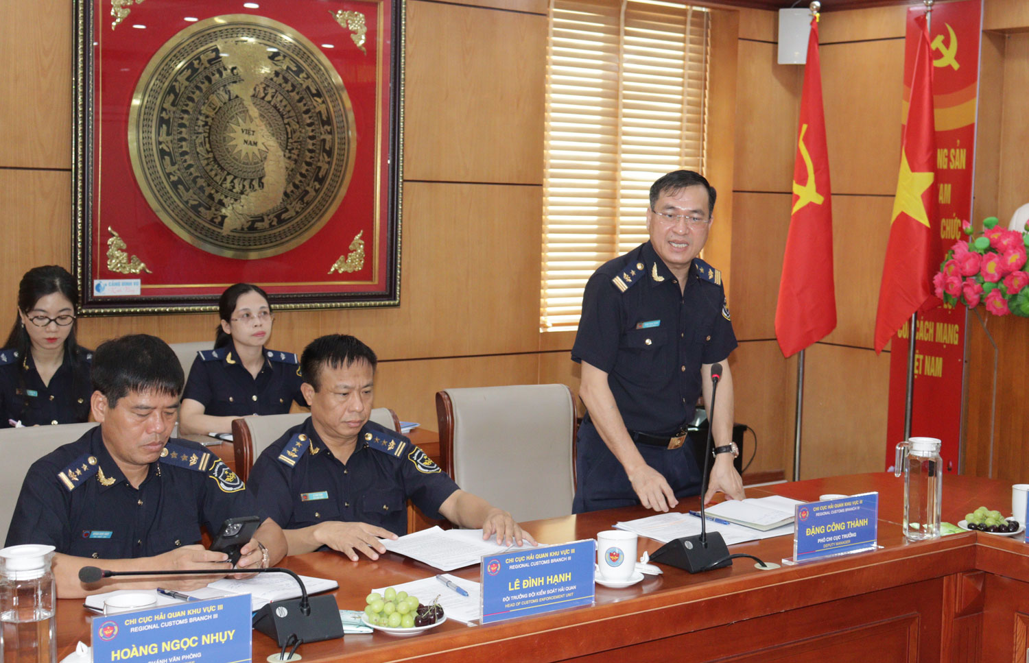 Lãnh đạo Chi cục Hải quan khu vực III báo cáo tại cuộc làm việc. Lãnh đạo Chi cục Hải quan khu vực III báo cáo tại cuộc làm việc.
