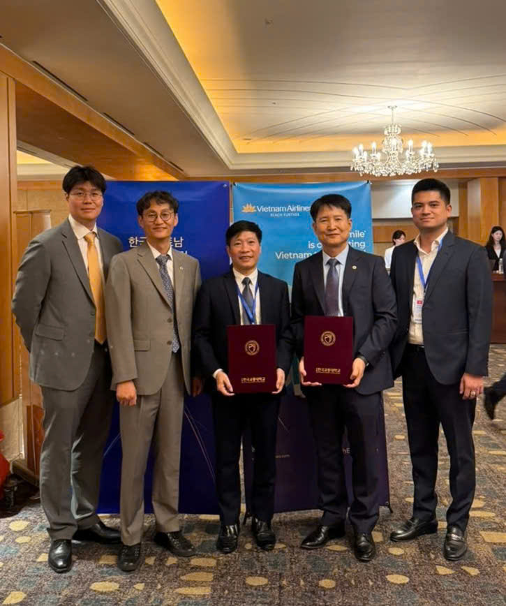 PGS.TS. Nguyễn Hoàng Long- Hiệu trưởng Trường Đại học Công nghệ Công nghệ Giao thông vận tải​ và GS. Yoon Seungjoe - Hiệu trưởng Trường Đại học Giao thông Quốc gia Hàn Quốc (KNUT) chụp ảnh lưu niệm tại Diễn đàn