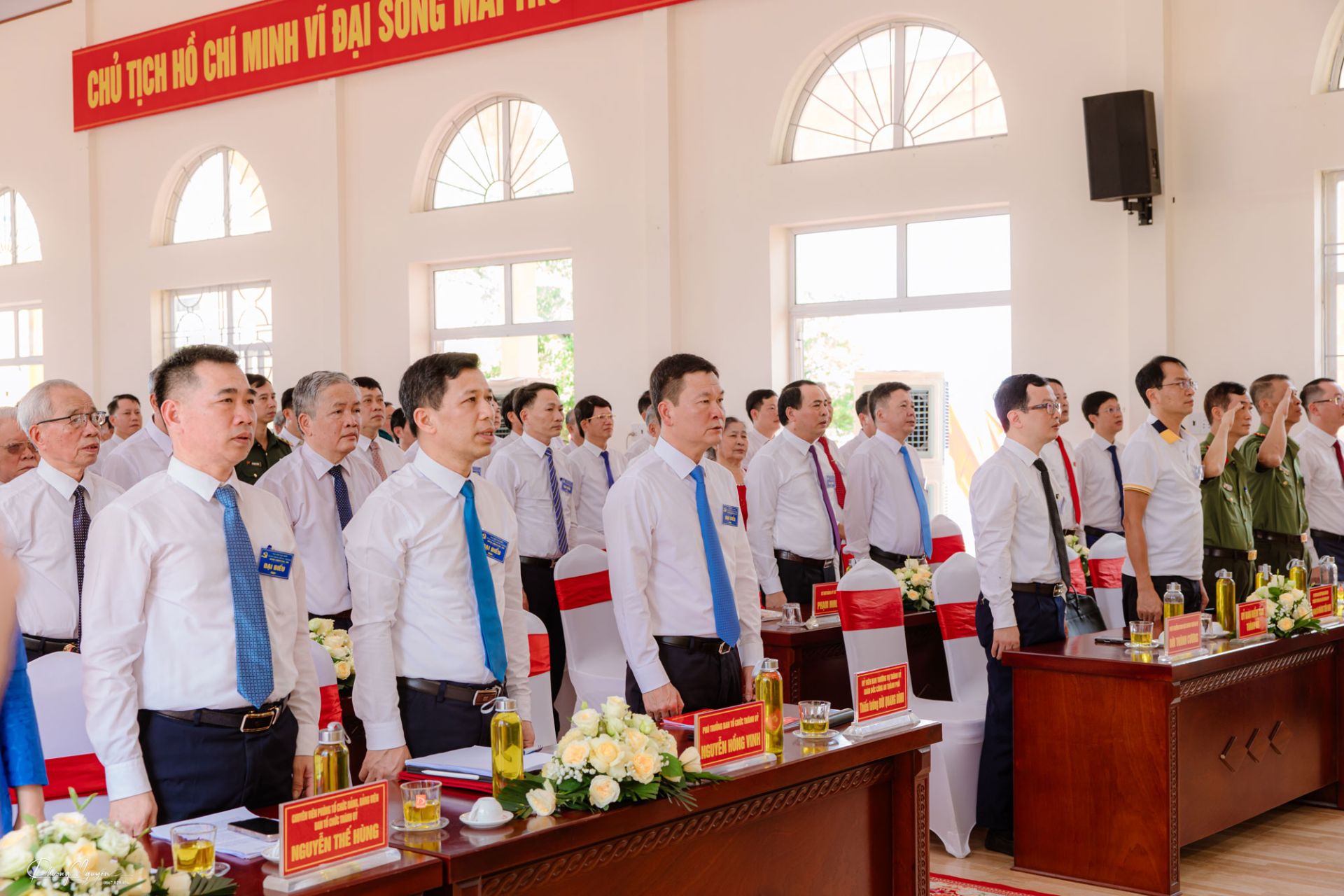 Các đại biểu thực hiện nghi thức chào cờ Các đại biểu thực hiện nghi thức chào cờ