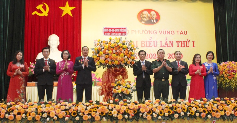 Ông Dương Trọng Hiếu, thay mặt Thành ủy, HĐND, UBND, UBMTTQVN TP HCM tặng lãng hoa chúc mừng Đại hội