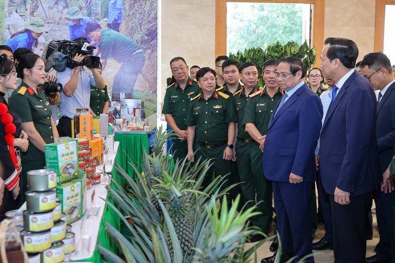 Thủ tướng thăm các gian hàng trưng bày sản phẩm nông nghiệp của các địa phương, đơn vị - Ảnh: VGP/Nhật Bắc Thủ tướng thăm các gian hàng trưng bày sản phẩm nông nghiệp của các địa phương, đơn vị - Ảnh: VGP/Nhật Bắc