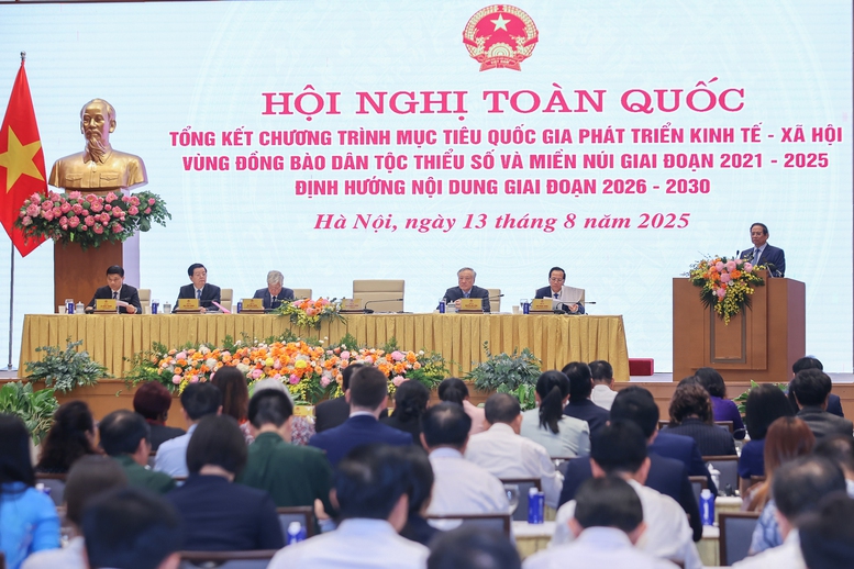 Hội nghị được tổ chức trực tiếp tại trụ sở Chính phủ, trực tuyến với 34 tỉnh, thành phố trong cả nước - Ảnh: VGP/Nhật Bắc