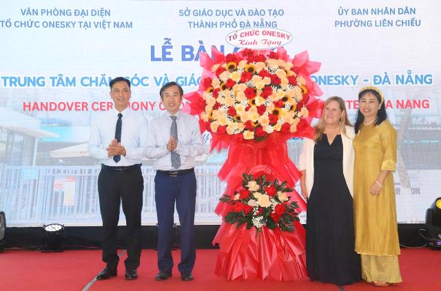 Bà Morgan Lance, CEO Tổ chức OneSky tặng hoa và mong muốn UBND phường Liên Chiểu tiếp nhận và tiếp tục thực hiện sứ mệnh chăm sóc trẻ như mục tiêu ban đầu của dự án.