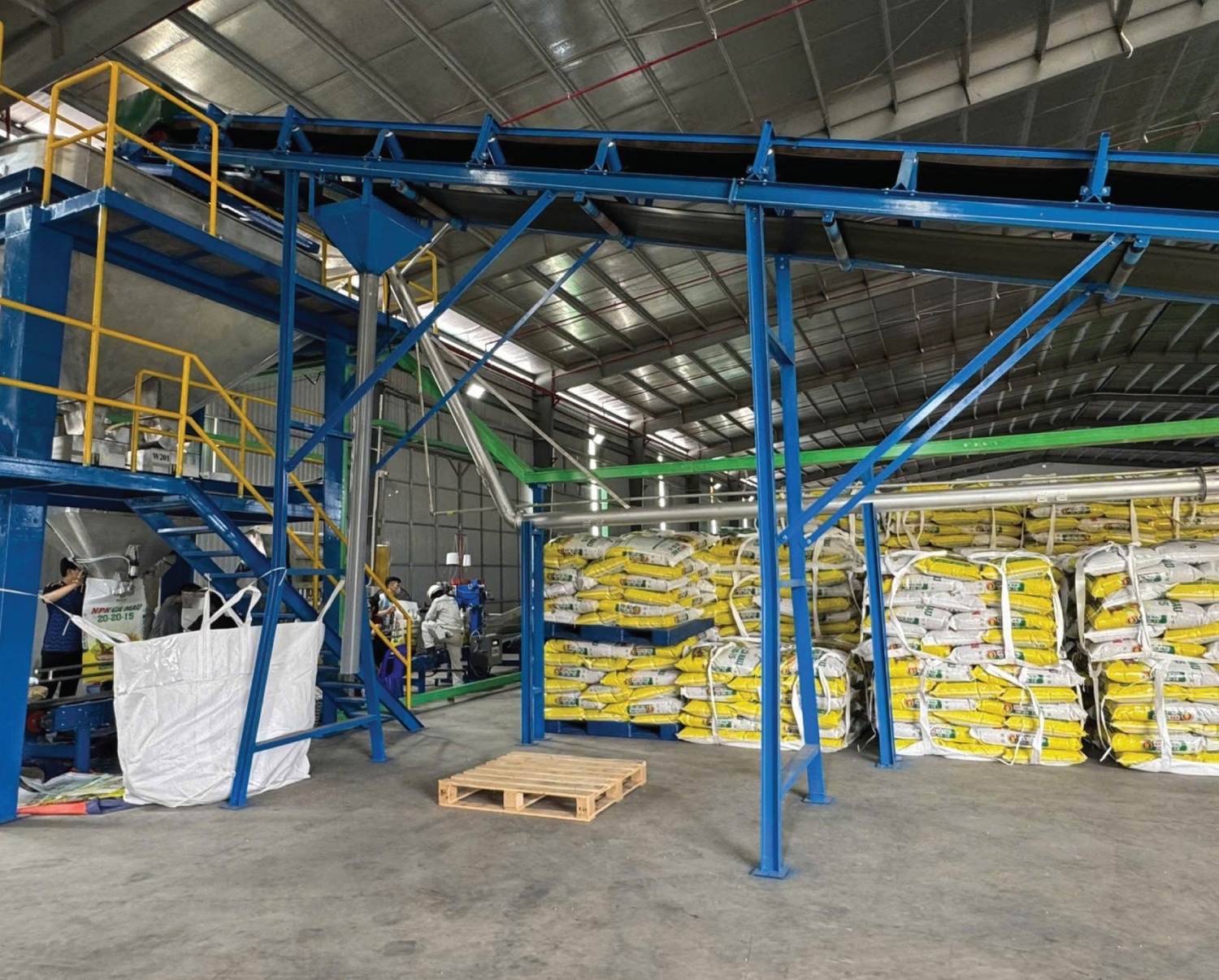 Giai đoạn 2 đang trong quá trình gấp rút hoàn thiện dây chuyền phối trộn, đóng bao và chuẩn bị cho vận hành sản xuất