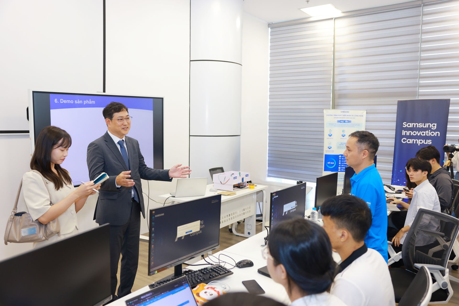 Ông Kim Yong Sup, Phó Tổng Giám đốc Samsung Việt Nam chia sẻ tại lớp học SIC tại NIC Ông Kim Yong Sup, Phó Tổng Giám đốc Samsung Việt Nam chia sẻ tại lớp học SIC tại NIC