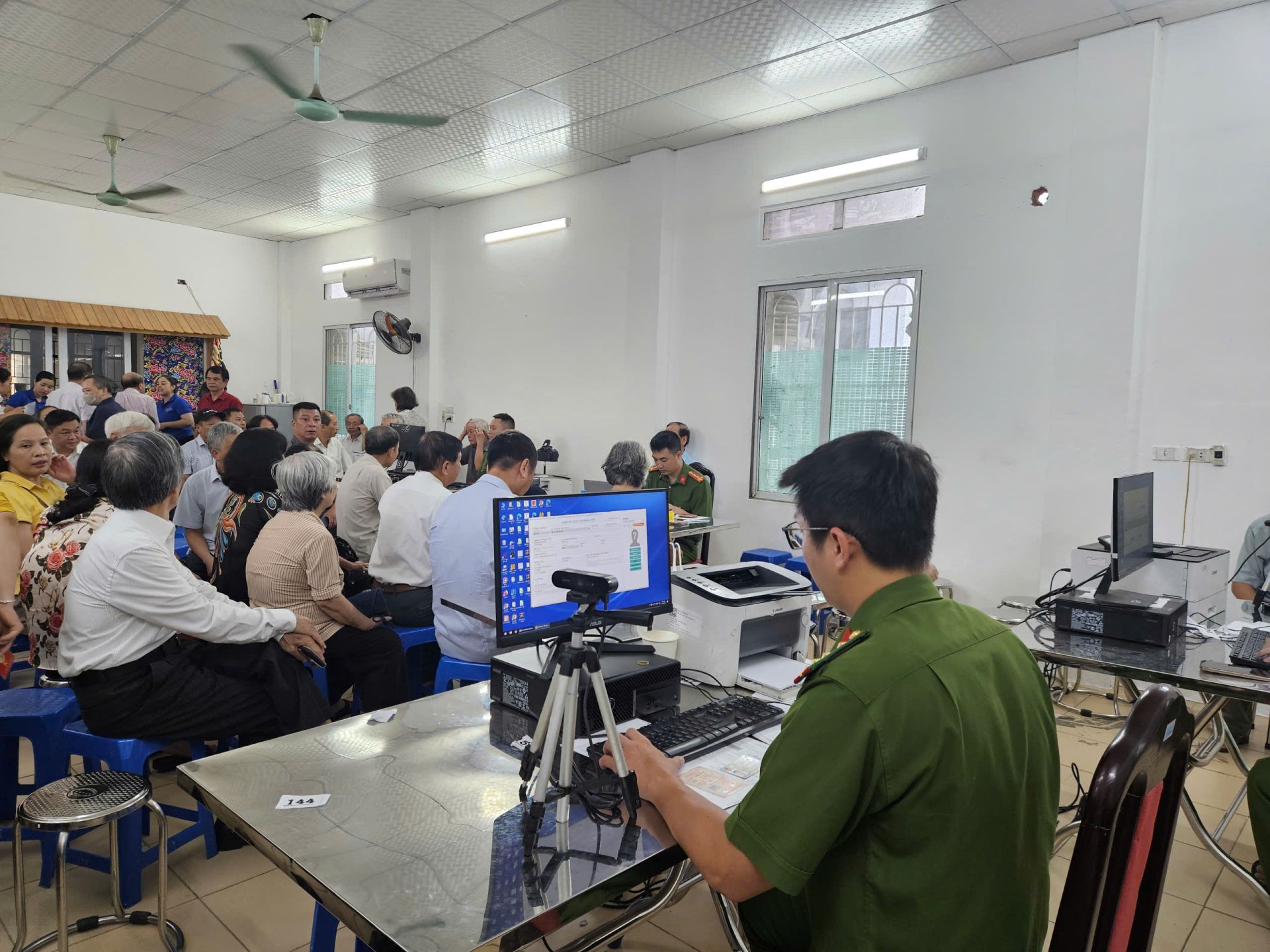 Phường Nghĩa Đô đẩy mạnh triển khai công tác đổi thẻ đảng viên