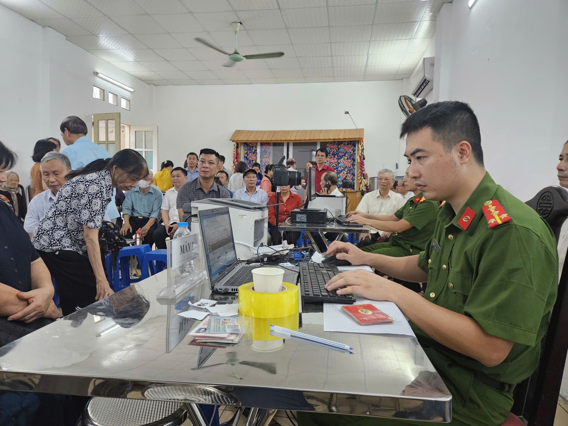 Lực lượng Công an phường Nghĩa Đô làm thủ tục thu nhận thông tin đảng viên