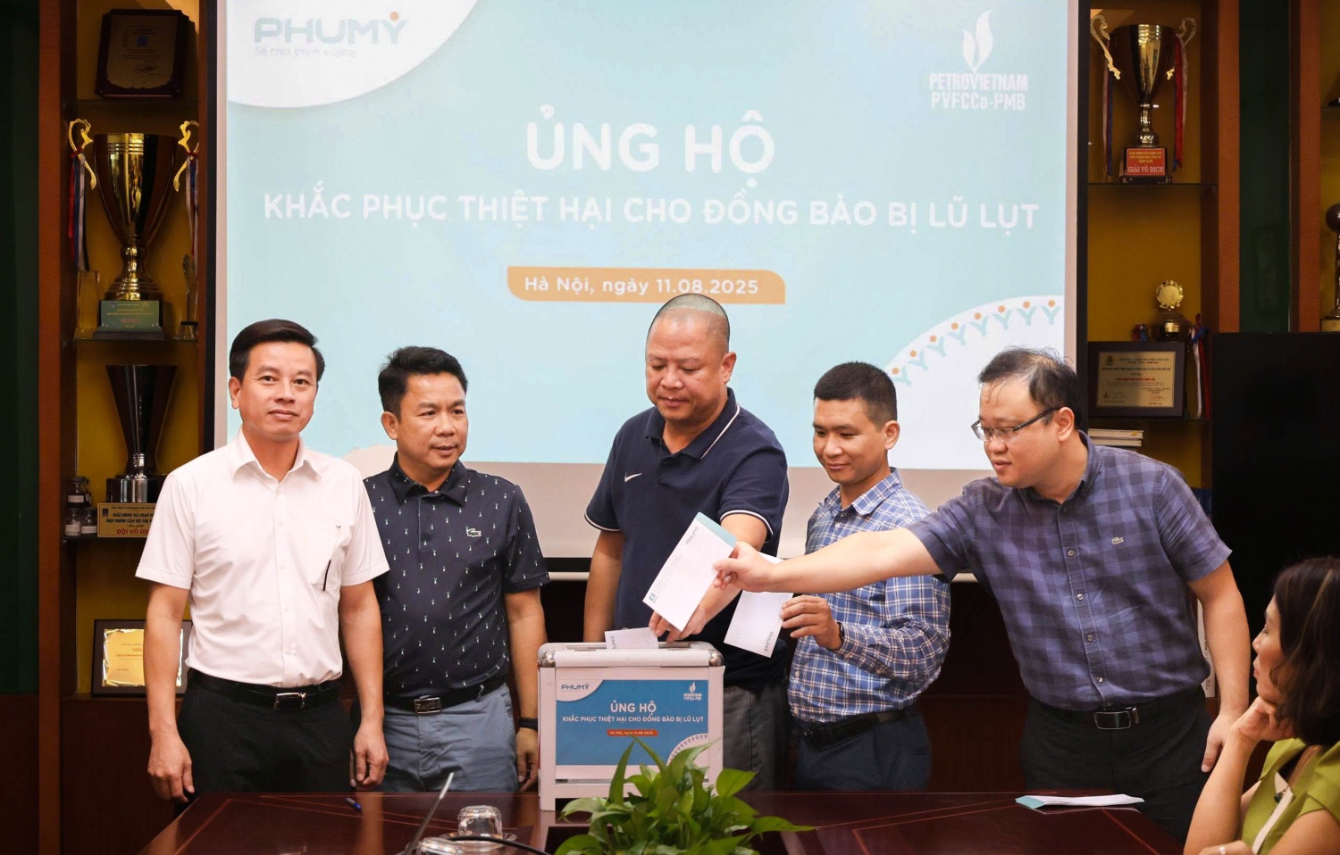 Lãnh đạo, CBCNV PVFCCo - PMB quyên góp ủng hộ đồng bào bị ảnh hưởng do bão lũ