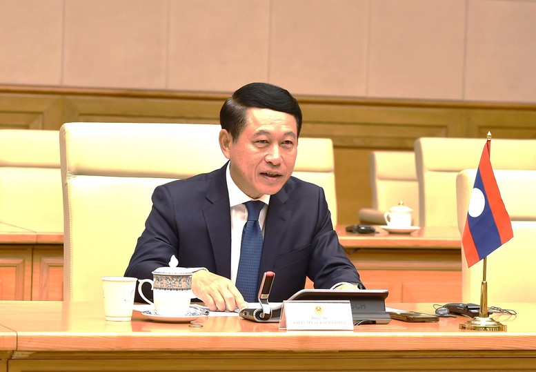 Đồng chí Saleumxay Kommasit, Ủy viên Bộ Chính trị, Phó Thủ tướng Chính phủ, Trưởng Ban Cải cách doanh nghiệp của Trung ương Đảng Nhân dân Cách mạng Lào phát biểu tại buổi làm việc. Đồng chí Saleumxay Kommasit, Ủy viên Bộ Chính trị, Phó Thủ tướng Chính phủ, Trưởng Ban Cải cách doanh nghiệp của Trung ương Đảng Nhân dân Cách mạng Lào phát biểu tại buổi làm việc.