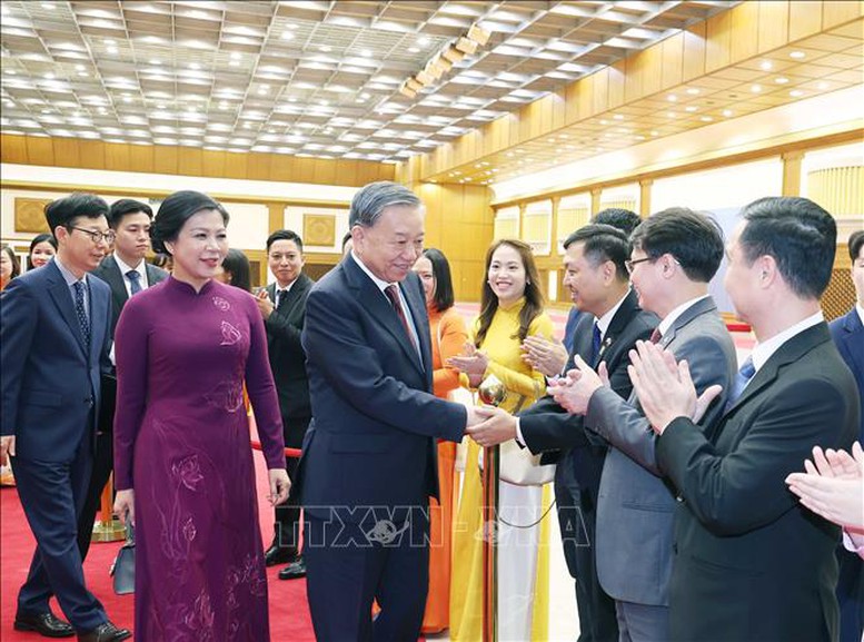 Tổng Bí thư Tô Lâm và Phu nhân, cùng Đoàn đại biểu cấp cao Việt Nam rời Thủ đô Seoul đi thăm thành phố Busan - Ảnh: TTXVN