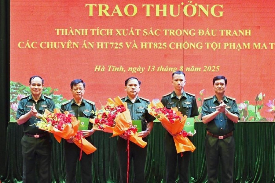 Lãnh đạo Ban Chỉ huy BĐBP Hà Tĩnh trao thưởng cho 3 tập thể có thành tích xuất sắc trong đấu tranh thắng lợi 2 Chuyên án HT 725 và HT 825.