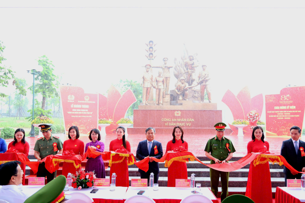 Các đại biểu cắt băng khánh thành công trình Tượng đài “Công an Nhân dân vì dân phục vụ”.