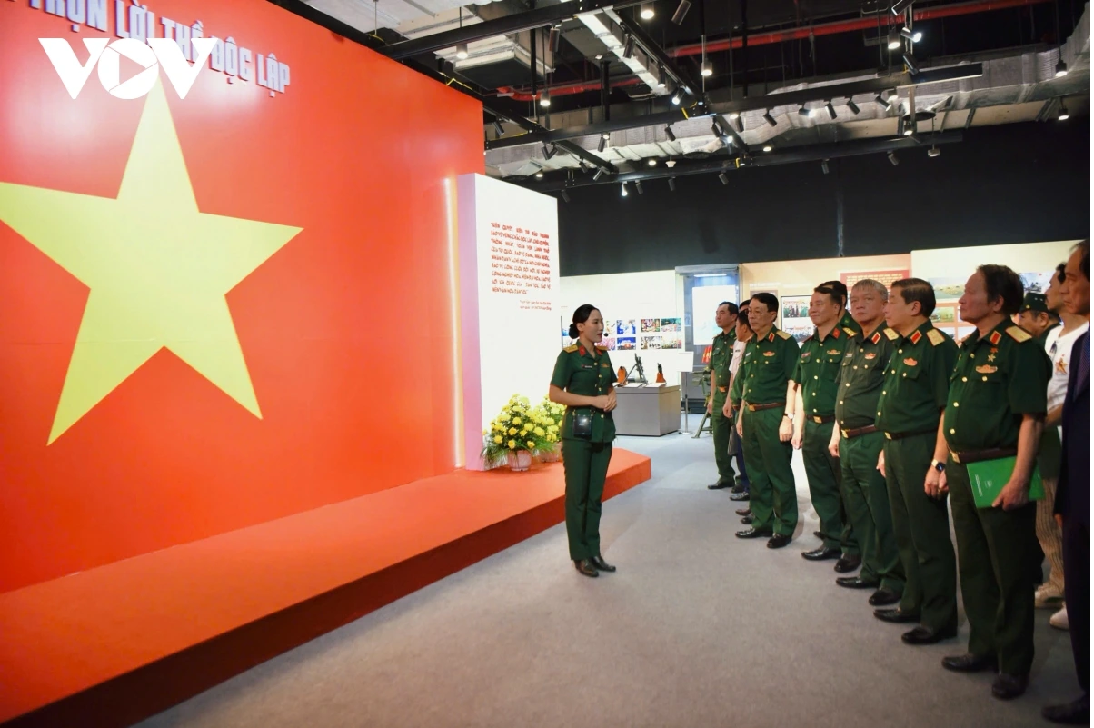 Thượng tướng Trương Thiên Tô, Phó Chủ nhiệm Tổng cục Chính trị Quân đội nhân dân Việt Nam dự khai mạc triển lãm