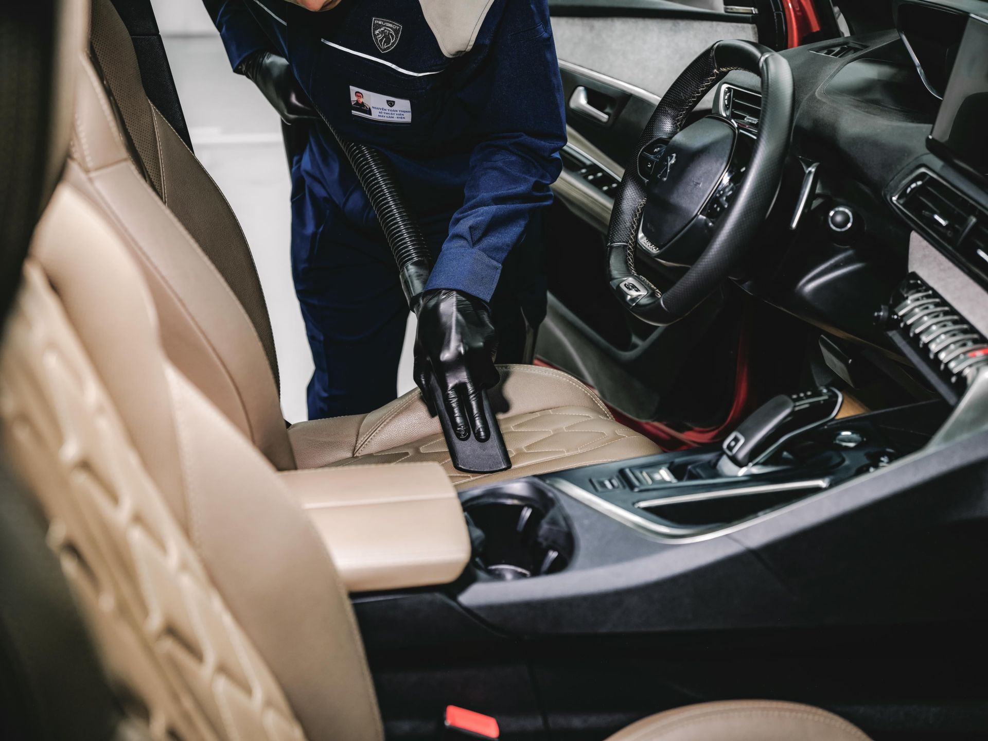 Vệ sinh nội thất, khử mùi vi khuẩn để xe luôn được thông thoáng