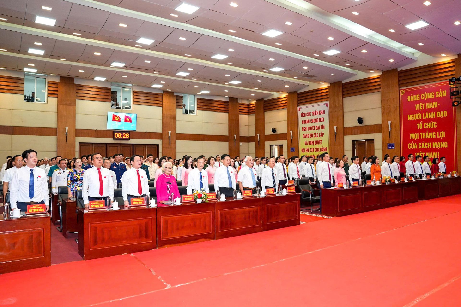 Đại biểu dự Đại hội thực hiện nghi lễ chào cờ.