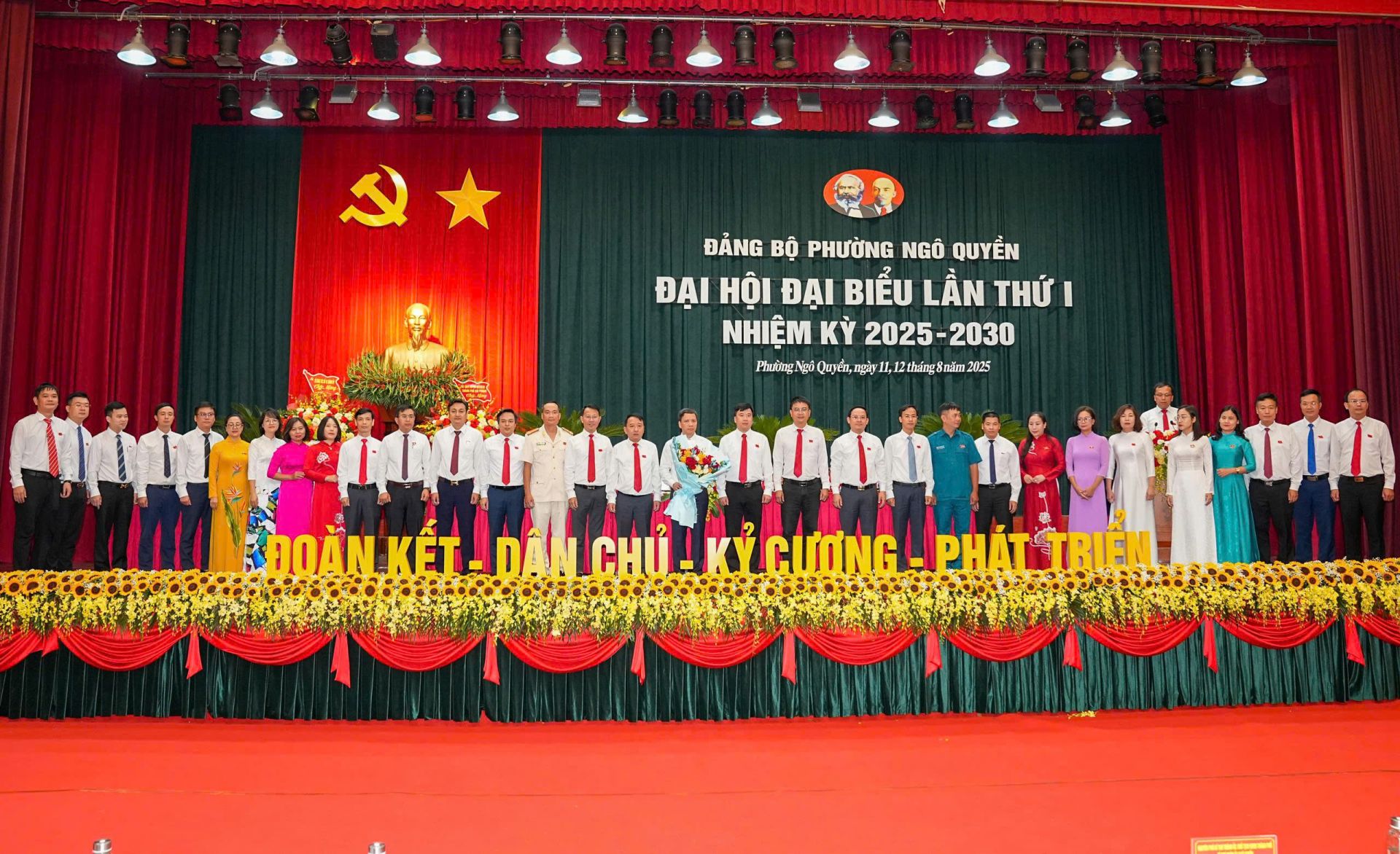 Ra mắt Ban Chấp hành Đảng bộ phường Ngô Quyền, nhiệm kỳ 2025-2030 gồm 32 đồng chí.