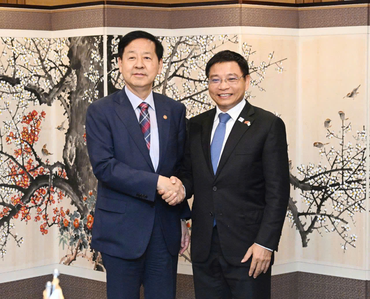 Bộ trưởng Nguyễn Văn Thắng và Phó Thủ tướng, Bộ trưởng Koo Yun Cheol Bộ trưởng Nguyễn Văn Thắng và Phó Thủ tướng, Bộ trưởng Koo Yun Cheol