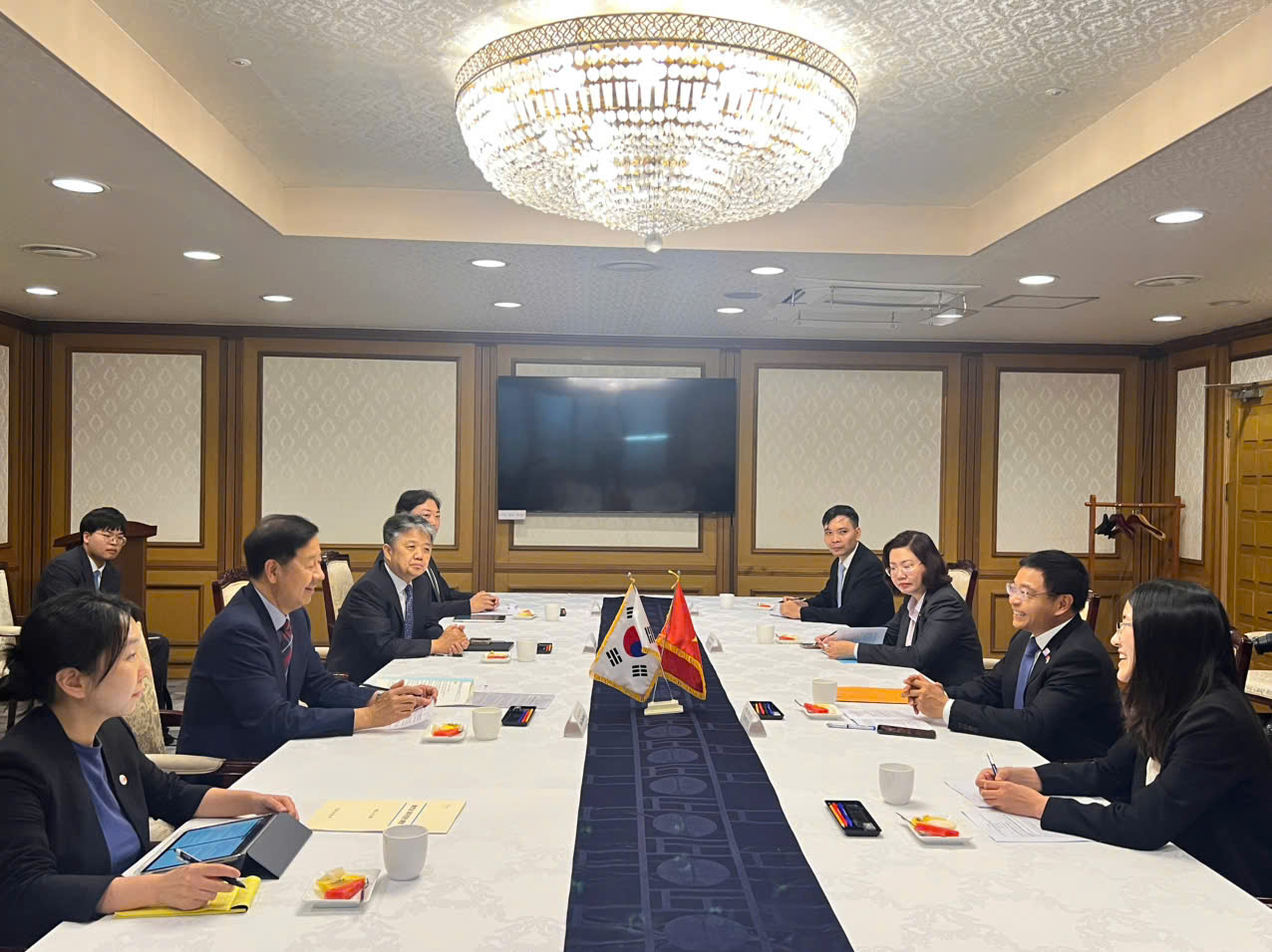 Bộ trưởng Bộ Tài chính làm việc với Phó Thủ tướng, Bộ trưởng Bộ Kinh tế và Tài chính Hàn Quốc