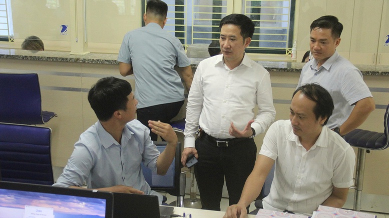 Đoàn công tác trao đổi với người dân tới sử dụng dịch vụ hành chính công tại tỉnh Phú Thọ.