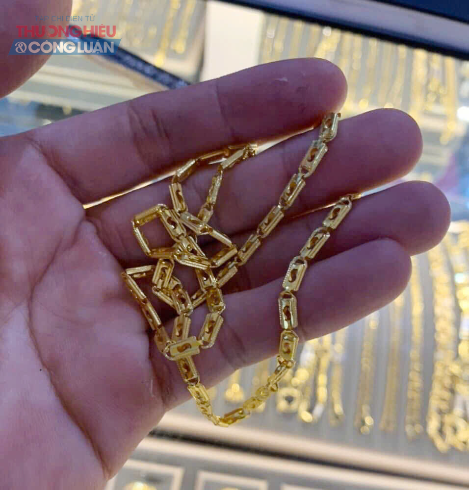 Giá vàng tăng cao, nhiều nhà đầu tư nhỏ lẻ đang tìm kiếm cơ hội đầu tư bạc miếng và bạc thỏi.