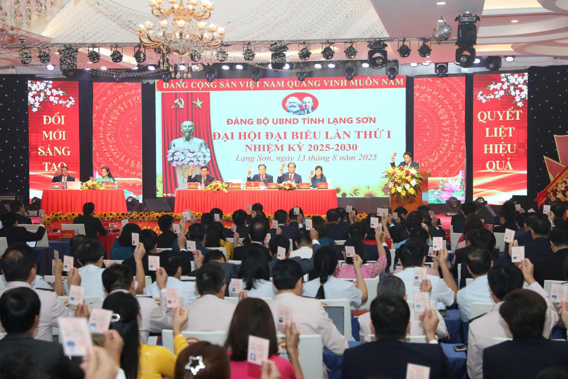 Các đại biểu Đảng bộ UBND tỉnh Lạng Sơn biểu quyết tại Đại hội