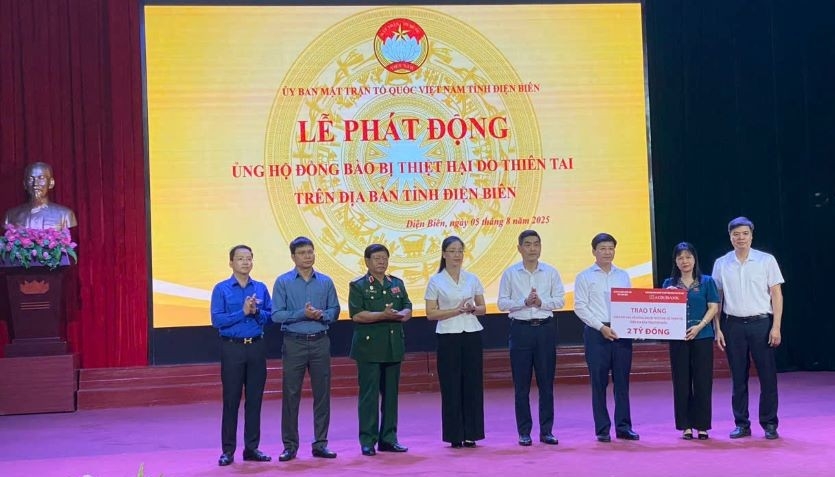 Agribank trao tặng kinh phí 2 tỷ đồng cho Ủy ban Mặt trận Tổ quốc Việt Nam tỉnh Điện Biên ủng hộ đồng bào bị thiệt hại do thiên tai trên địa bàn tỉnh