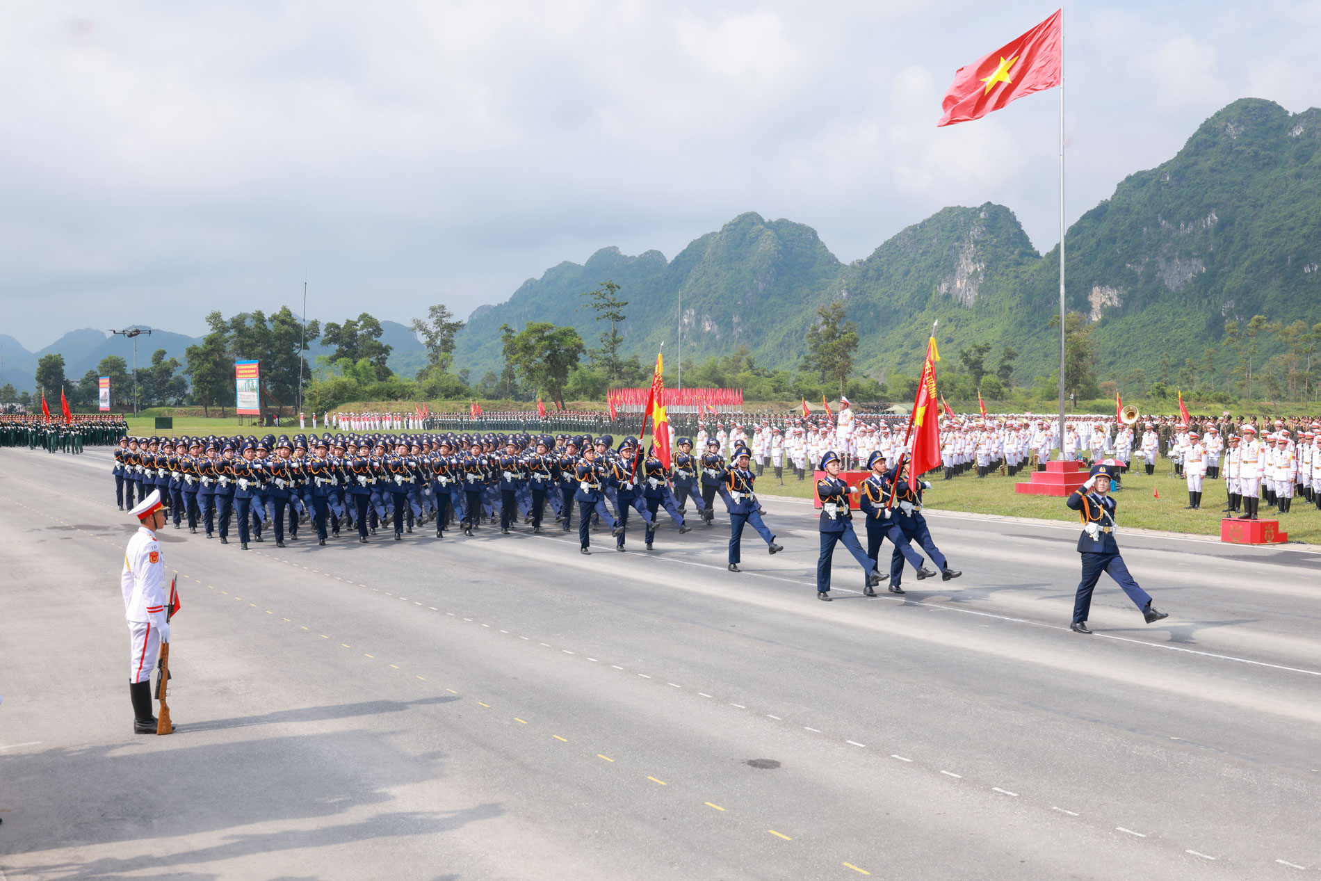 Dưới lá cờ đỏ sao vàng, lực lượng đại diện Cảnh sát biển Việt Nam thể hiện quyết tâm hoàn thành xuất sắc nhiệm vụ trong lễ kỷ niệm trọng đại.