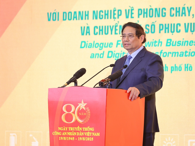 Thủ tướng nhấn mạnh, công tác PCCC và cứu nạn, cứu hộ có ý nghĩa quan trọng để bảo đảm cuộc sống an toàn, bình yên cho mỗi cá nhân, gia đình và toàn xã hội - Ảnh: VGP/Nhật Bắc