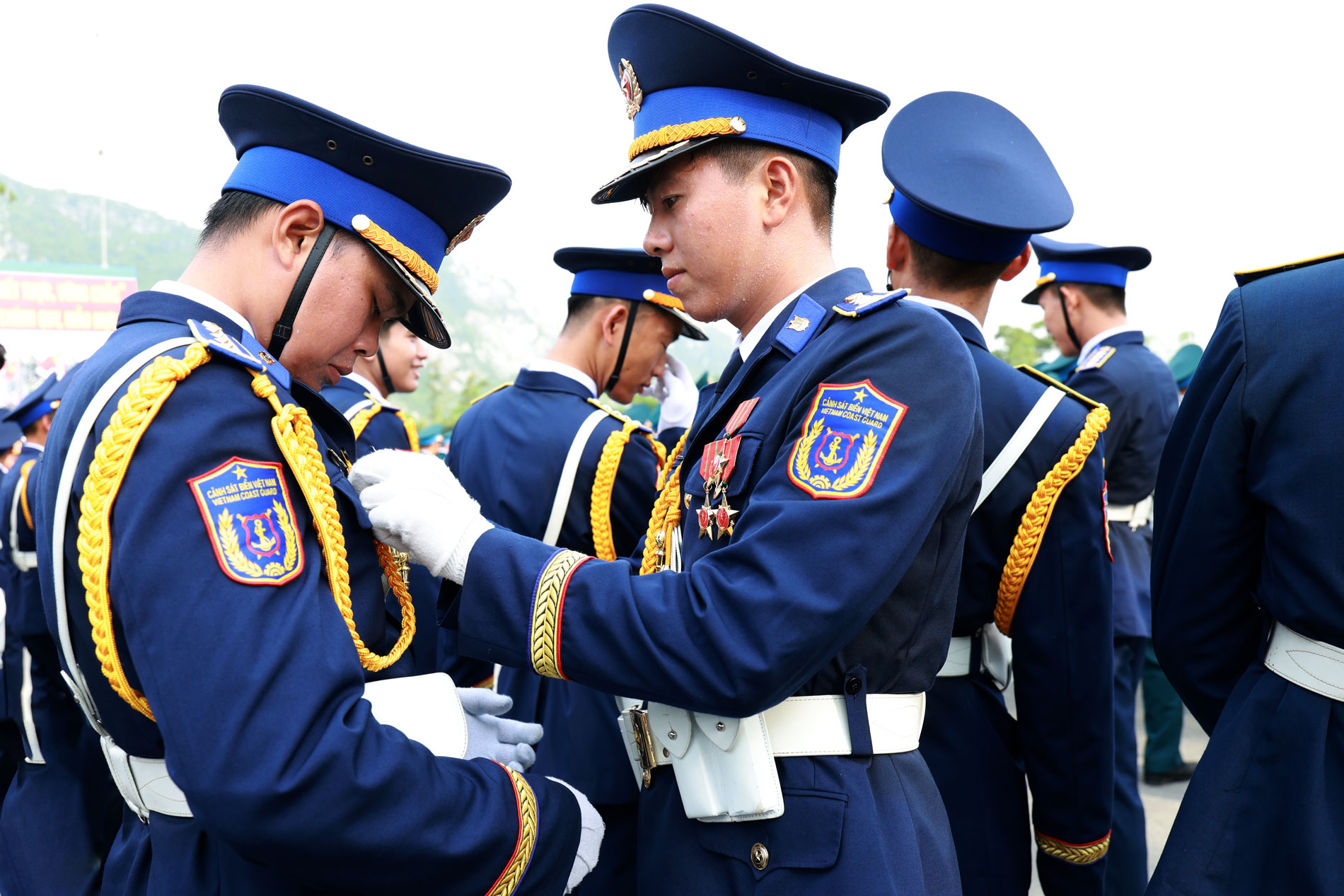 Cùng nhau chỉnh đốn quân phục, tác phong trước giờ huấn luyện.