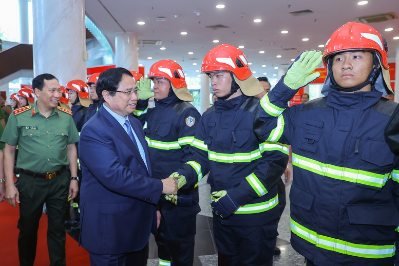 Thủ tướng trò chuyện, động viên các chiến sĩ cảnh sát PCCC - Ảnh: VGP/Nhật Bắc