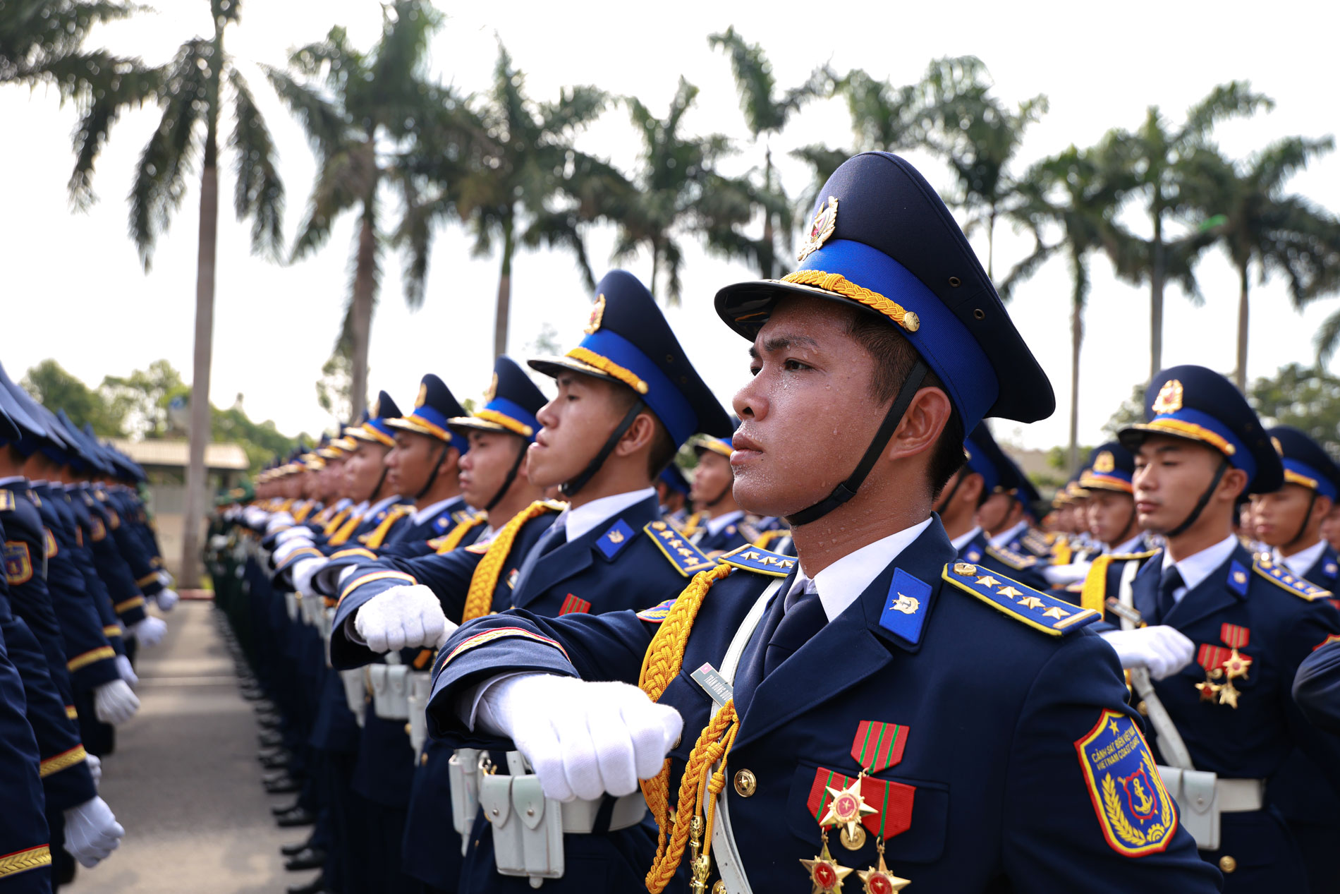 Những giọt mồ hôi trên thao trường nắng gắt.