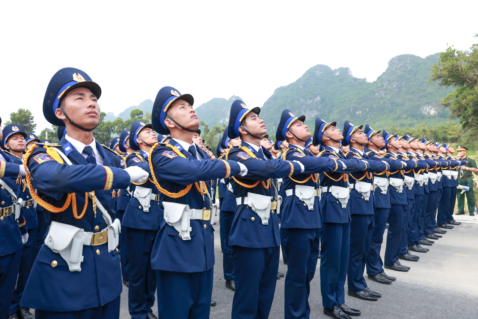 Cán bộ, chiến sĩ miệt mài tập luyện.