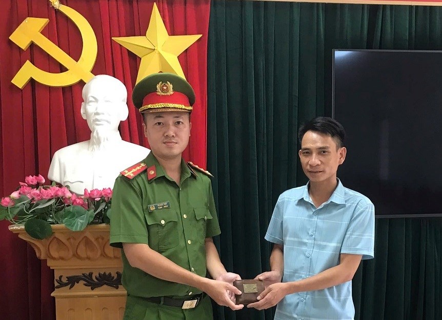 Anh Nguyễn Hữu Cường nhận được lại tài sản tại trụ sở Công an phường An Biên Anh Nguyễn Hữu Cường nhận được lại tài sản tại trụ sở Công an phường An Biên