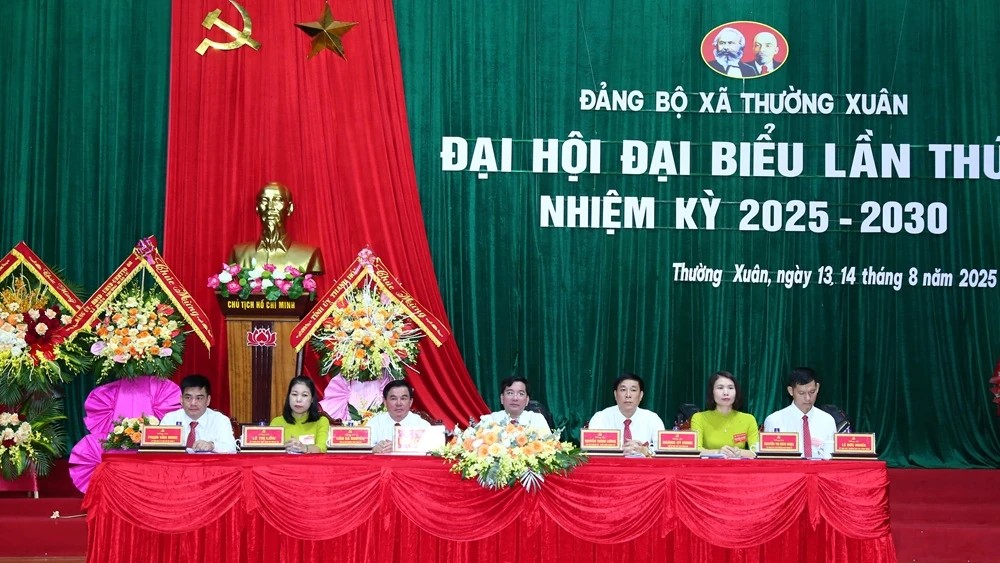 Đoàn Chủ tịch Đại hội.