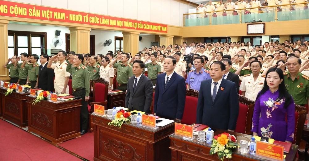 Các đại biểu thực hiện nghi lễ chào cờ tại Đại hội. Các đại biểu thực hiện nghi lễ chào cờ tại Đại hội.