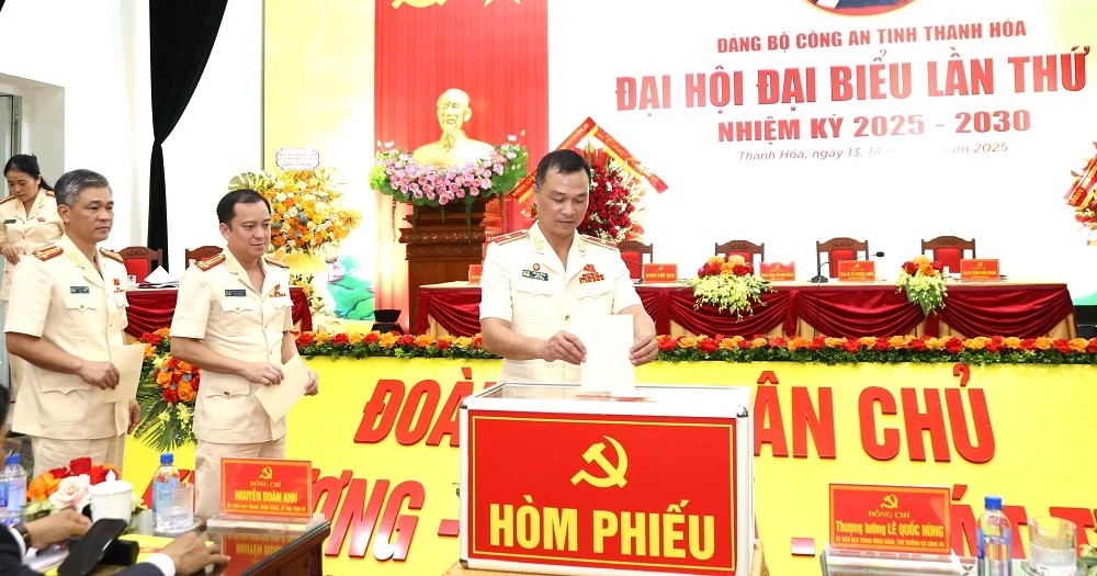 Đại biểu bỏ phiếu bầu Ban Chấp hành khóa mới. Đại biểu bỏ phiếu bầu Ban Chấp hành khóa mới.