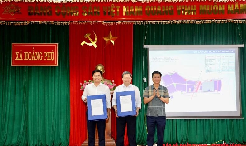 Phó Trưởng Ban Quản lý KKTNS&CKCN Nguyễn Anh Tuấn bàn giao hồ sơ đồ án Quy hoạch cho UBND các xã: Hoằng Phú, Hoằng Giang.