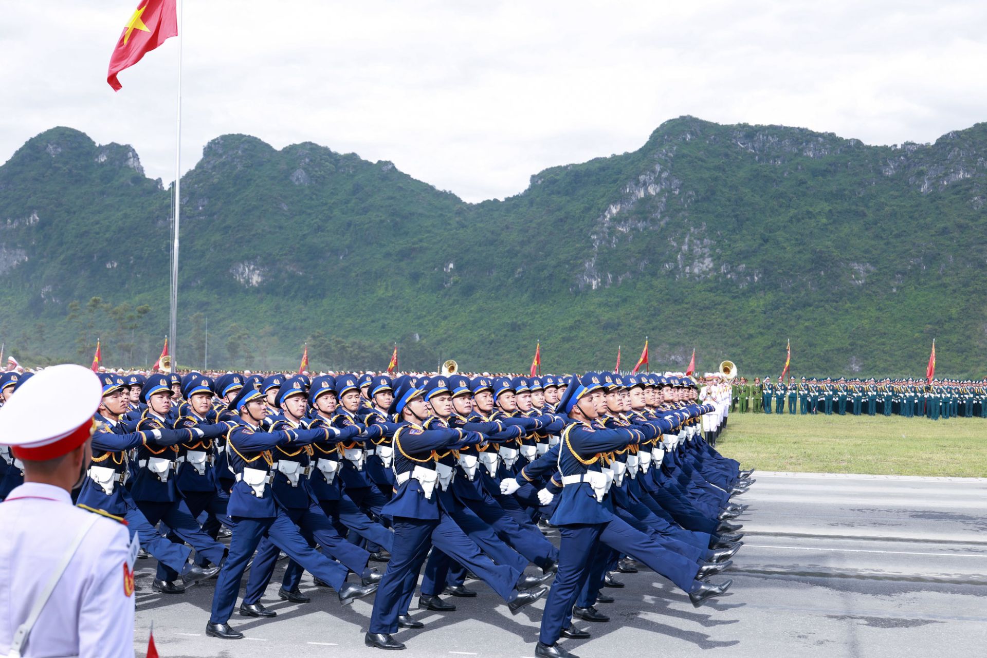 Tiếng hô vang cùng nhịp bước đều tăm tắp, tạo nên khí thế hào hùng trên thao trường rực nắng, sẵn sàng cho ngày hội lớn của dân tộc.